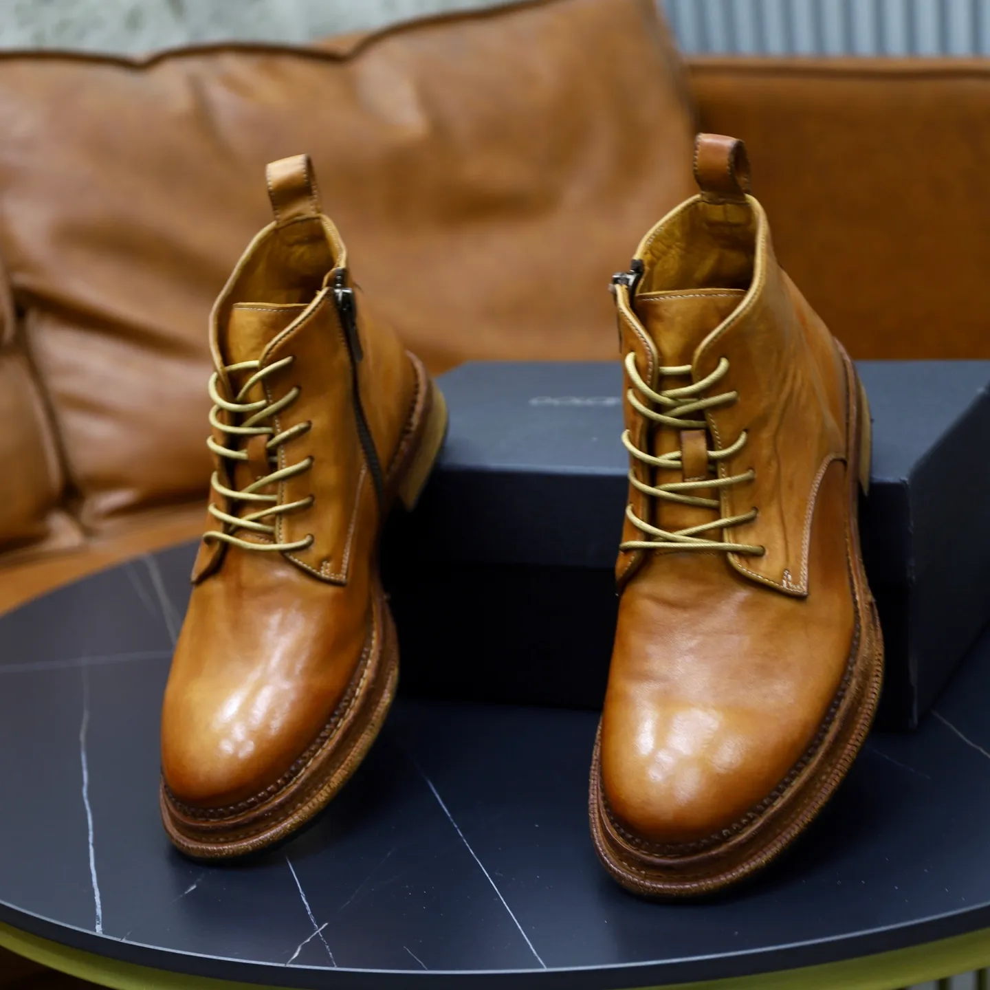 Ex-factory price: 1320💰DG men’s new horse leather work boots! Dongguan's top quality work boots are made of washed horsehide. The body is scratched and distressed. It is a work of hand-rubbing craftsmanship. The collar is wrapped in soft cow leather. It is simple and beautiful, fashionable and casual. It is equipped with a full cowhide lining and embossed logo feet. It is matched with a combination of genuine leather and zigzag rubber outsole. Look at the details of the leather material. If you pursue high quality, check it out! Extremely comfortable! Comes with original box and dust bag! Size: 38-39-40-41-42-43-44 standard leather shoe size